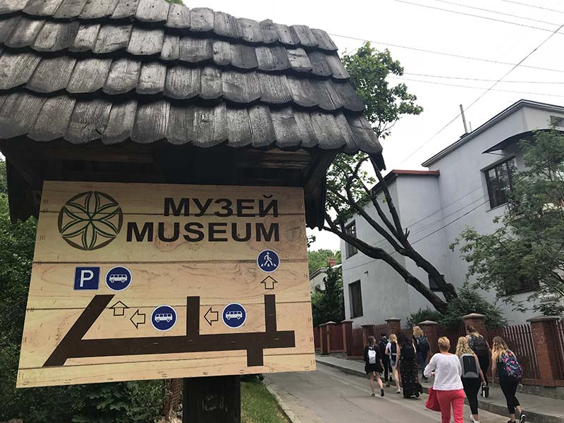 A sign showing directions to the museum.
